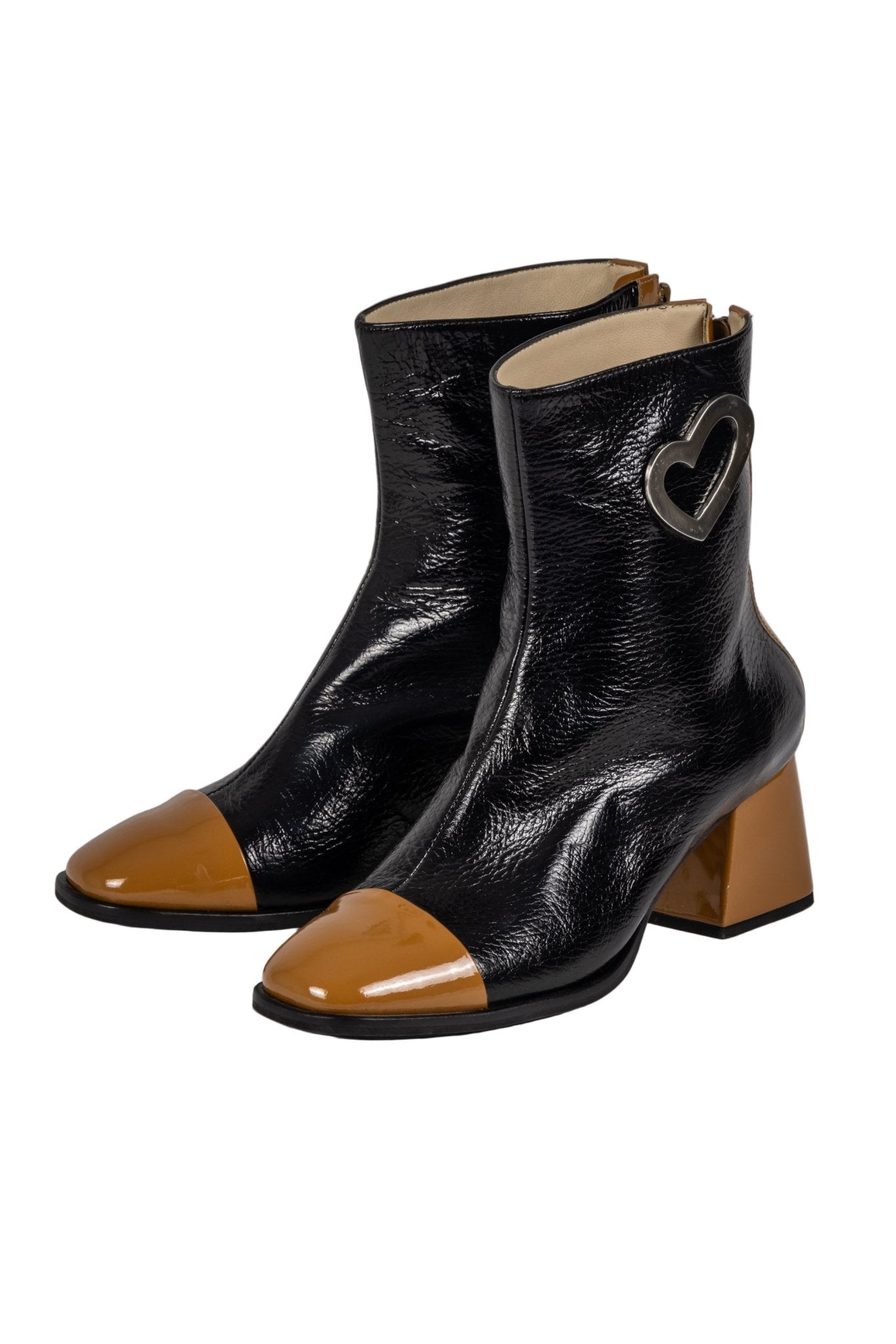 Botines Lalalove charol negro y camel, placa metálica corazón