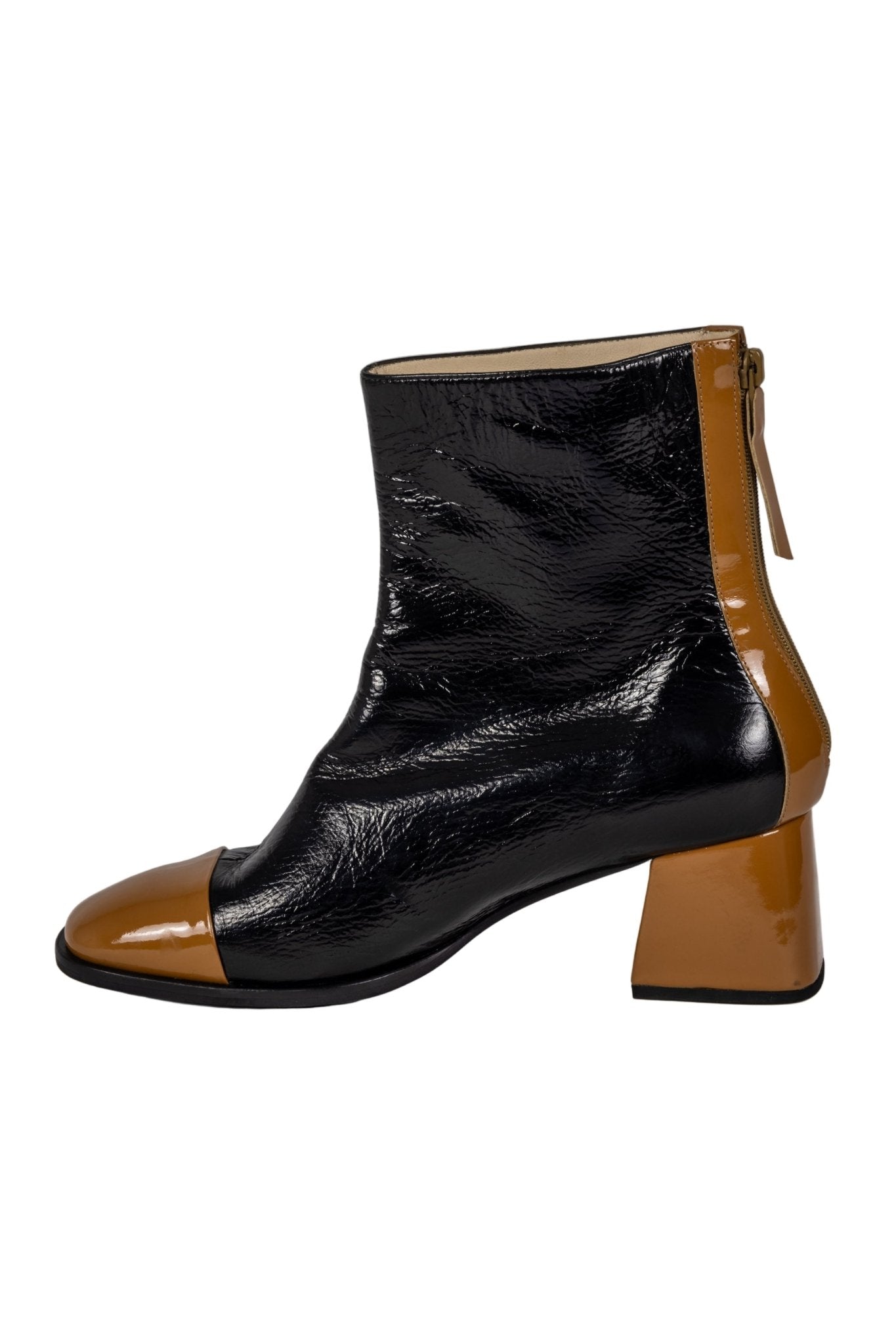 Botines Lalalove charol negro y camel, placa metálica corazón