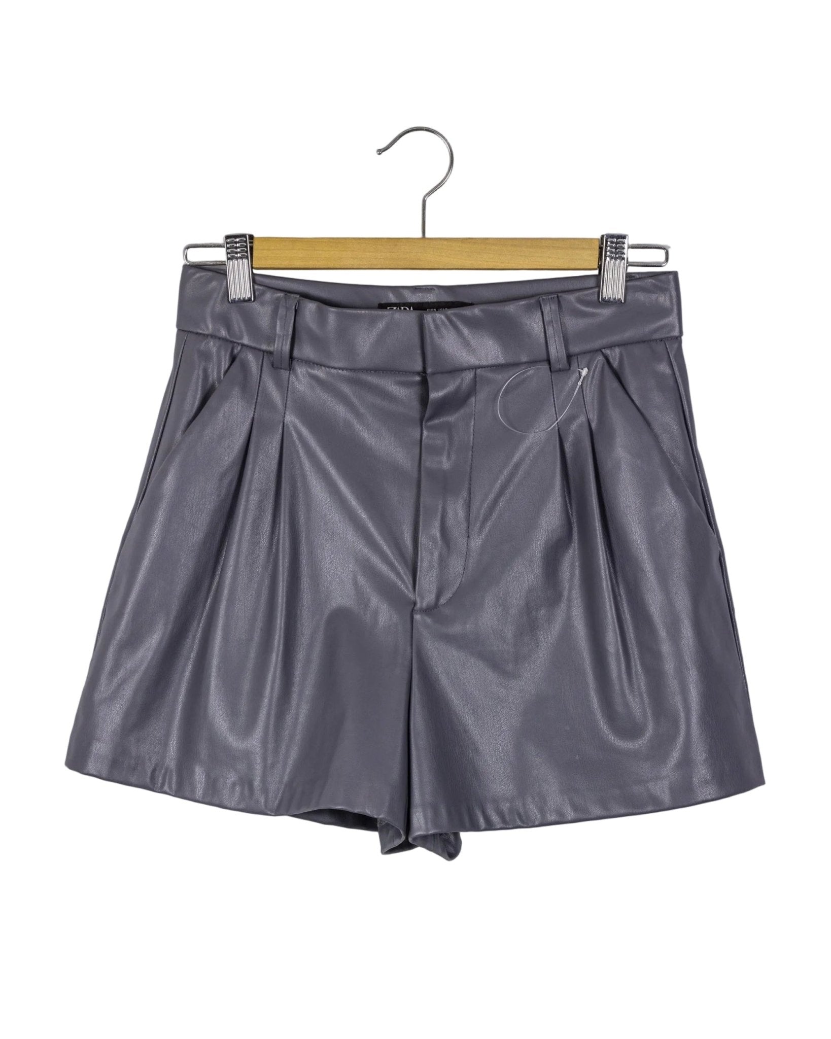 Short plomo cuerina