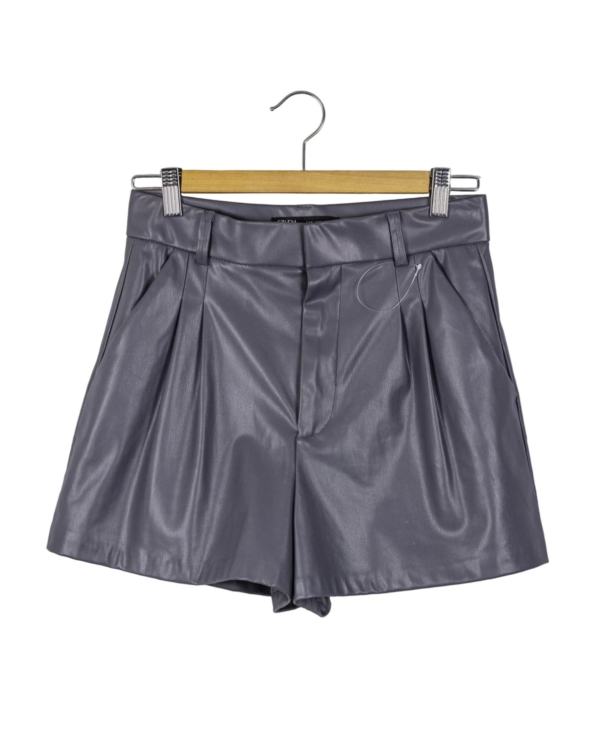 Short plomo cuerina