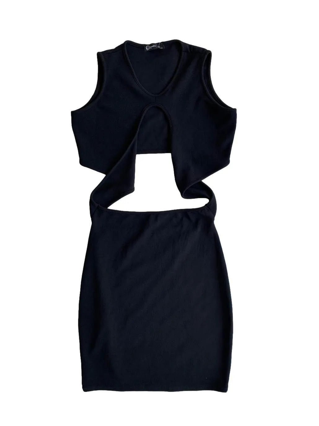 Vestido negro entrelazado en el medio