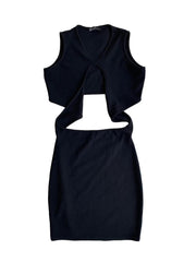 Vestido negro entrelazado en el medio